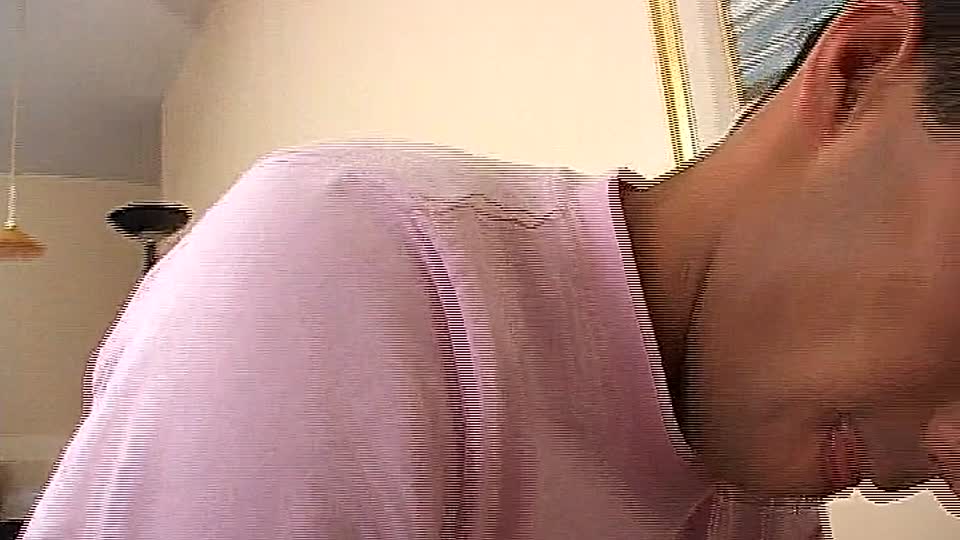 Mädchen mit Schwanz bekommt Blowjob von jungem Mann