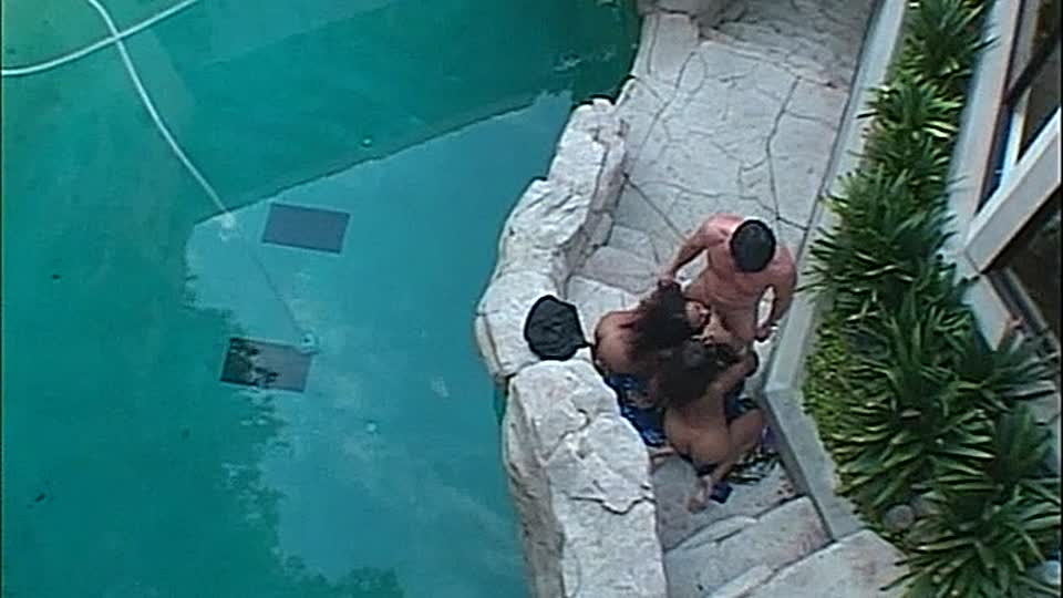 Zwei junge exotische Frauen haben Sex mit einem Fotografen