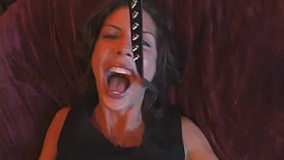 Bondage-Hure in den Mund gefickt