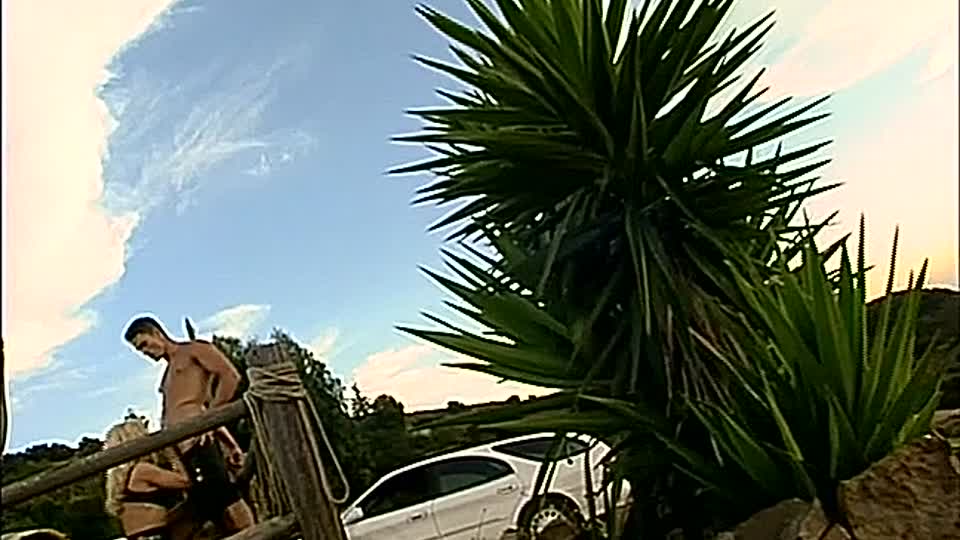 Blonde Mutter fickt auf dem Land