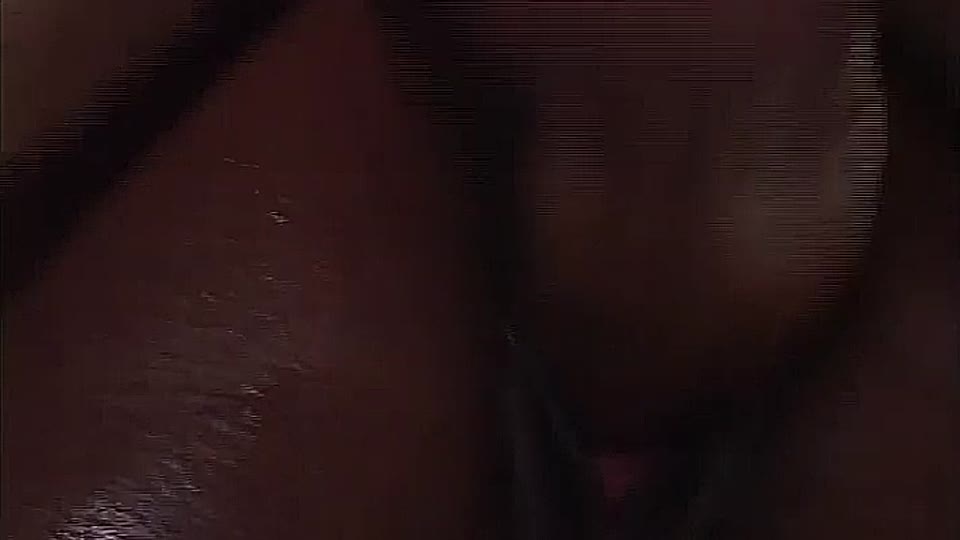 Schwarze Sexbombe reitet Schwanz
