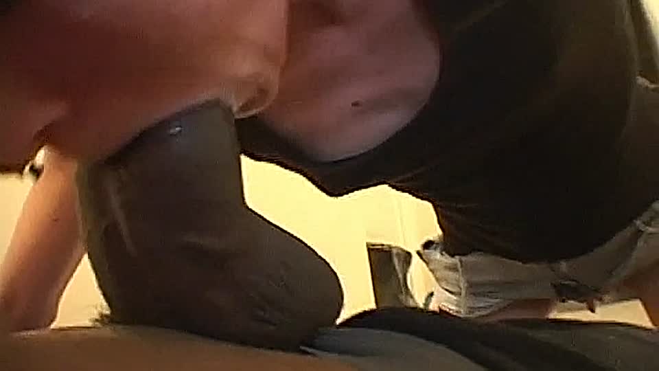 Ein schwarzer Monsterschwanz bekommt von einem Punk-Girl einen Blowjob