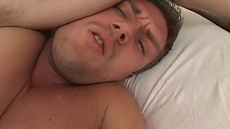 Schwarzer Mann will weißen Mann mit Strap-on anal ficken